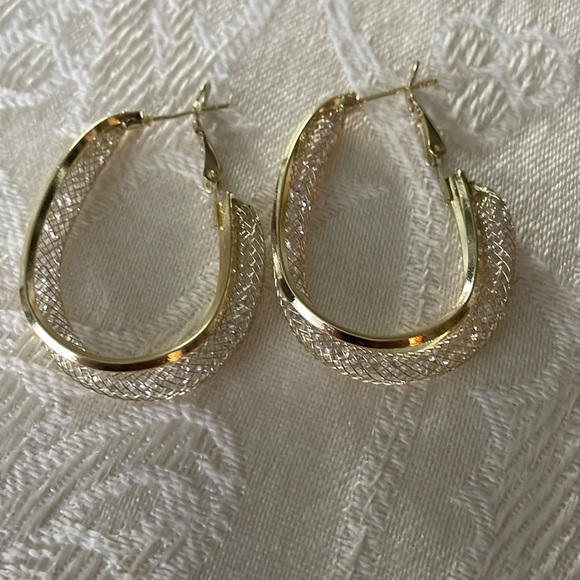 Five Pair Gold Tone Pierced Earrings Fashion Jewelry - Picture 4 of 4